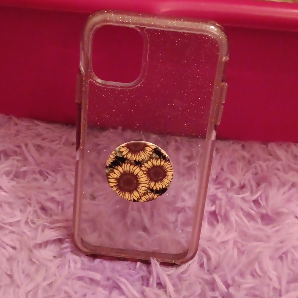 Iphone 13 clear case with popsocket .